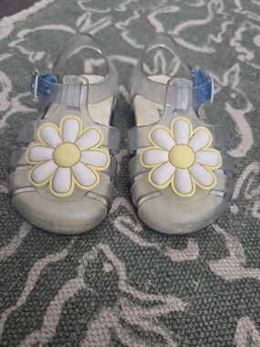 Adorable jelly sandals with daisy detail 🌼
Size 5 toddler